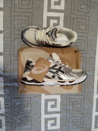Asics Blancas y Plateadas Talla 40