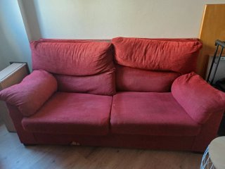 Sofá de tela rojo