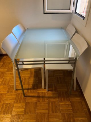 Mesa de cristal templado + 4 sillas blancas