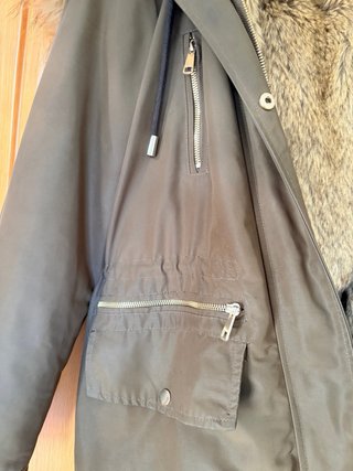 Parka Zara con capucha y pelo