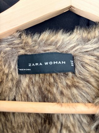Parka Zara con capucha y pelo