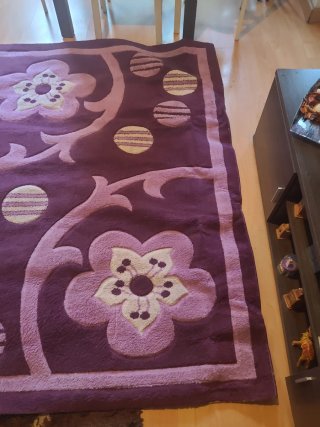 Alfombra púrpura con flores