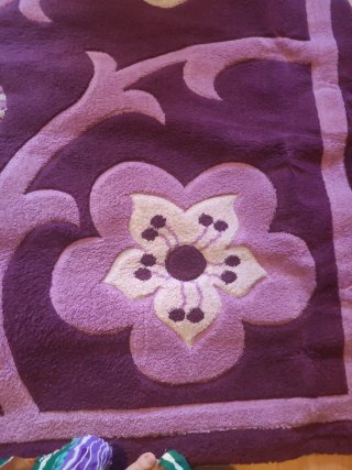 Alfombra púrpura con flores