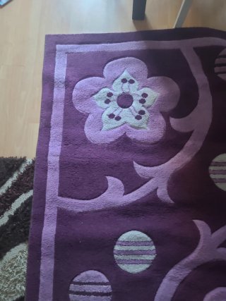 Alfombra púrpura con flores
