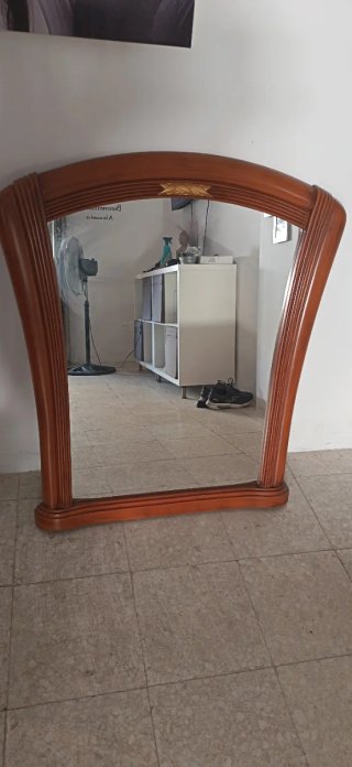 Espejo de madera con detalle dorado
