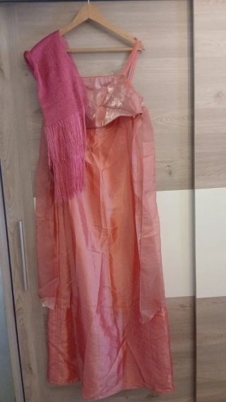 Vestido de fiesta con fular compañero