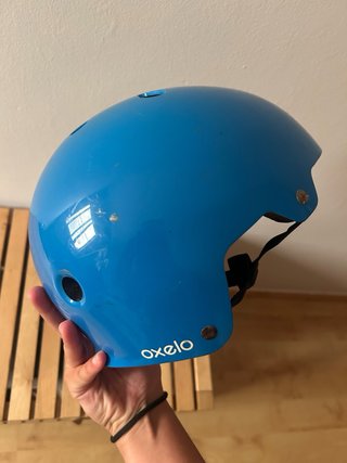 Casco infantil azul para deportes