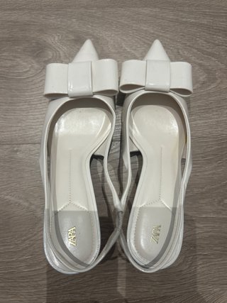 Tacones Zara blancos con lazo elegantes