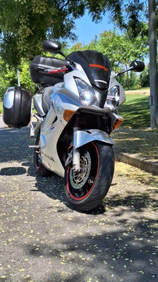Honda VFR 800 F con maletas GIVI