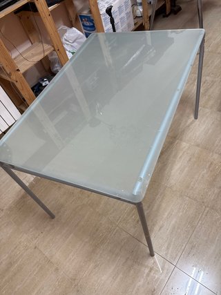 Mesa de cristal con 4 sillas blancas