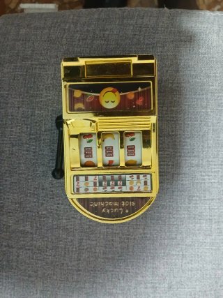 Máquina tragaperras de juguete dorada