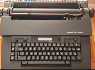 Máquina de escribir Olivetti ET Compact 60.