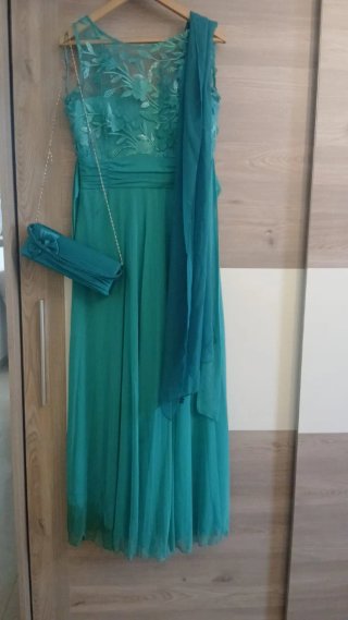 Vestido largo verde con fular y bolso