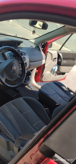 Coche rojo 5 puertas