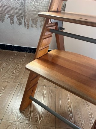 Trona de madera