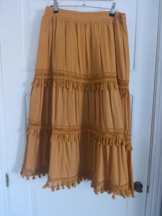 Falda larga boho mostaza con flecos