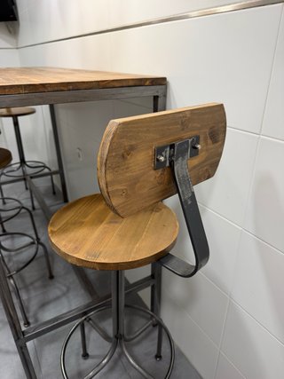 Mesa y taburetes