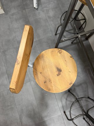 Mesa y taburetes