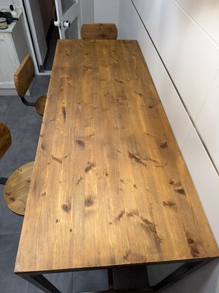 Mesa y taburetes