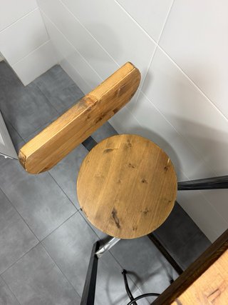 Mesa y taburetes