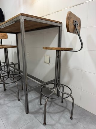 Mesa y taburetes