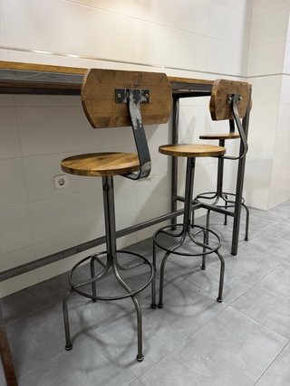 Mesa y taburetes