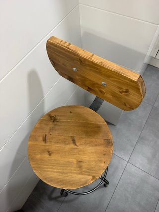 Mesa y taburetes