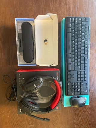 Set di accessori per computer: tastiera, altoparlante, cuffie e USB Bluetooth