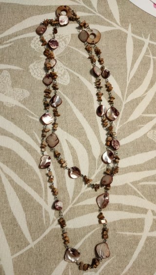 Collar de conchas y piedras naturales