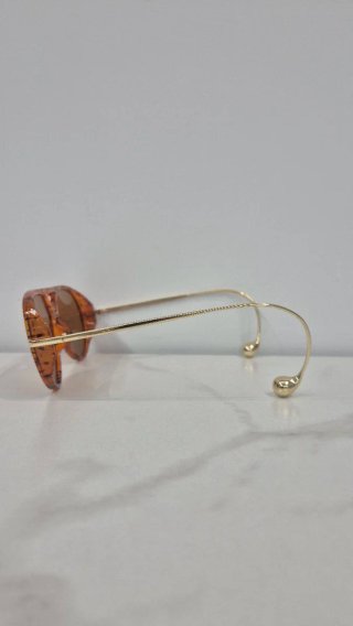 Occhiali da sole con orecchino tipo Bottega Veneta