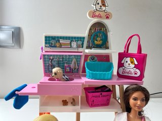 Clínica Veterinaria Barbie + Muñeca y Animales
