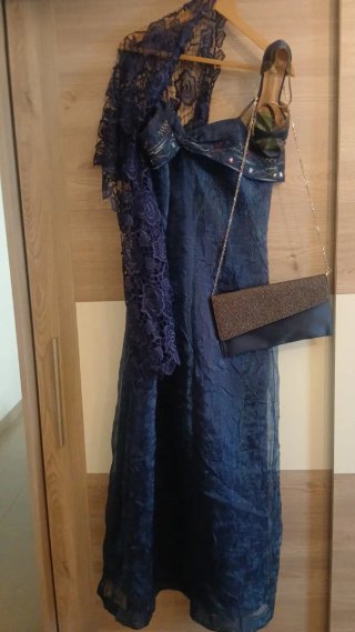 Vestido azul con fular, bolso y zapatos