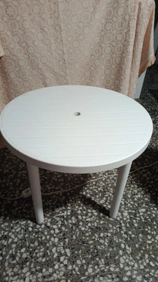 Mesa redonda de terraza blanca