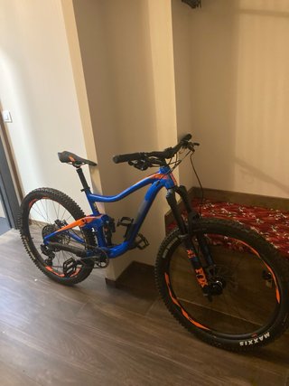 Bicicleta Enduro Giant Azul y Naranja