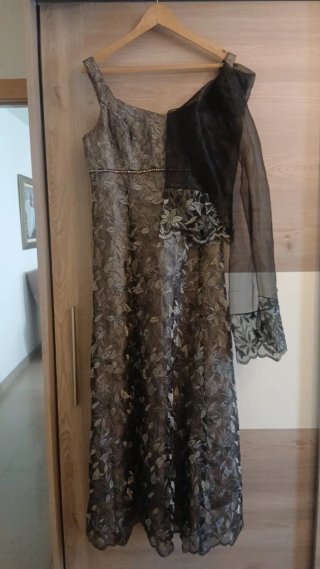 Vestido de fiesta con fular gris y plateado