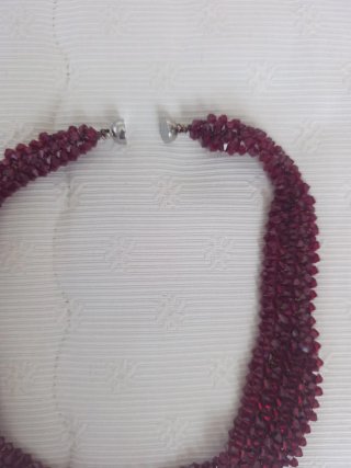 Collar corto color burdeos cristal