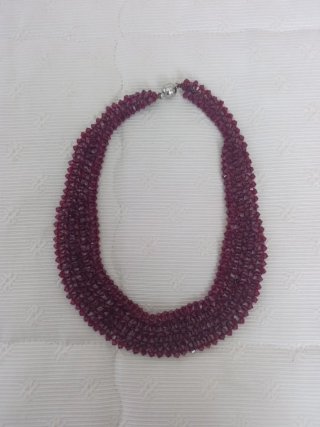 Collar corto color burdeos cristal