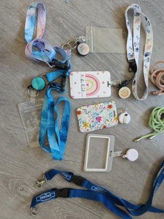 Lote Porta Tarjetas y Lanyards