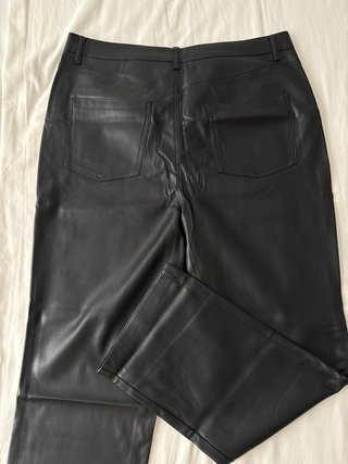Pantalones efecto piel negros