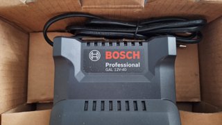 Cargador para baterias Bosch.
