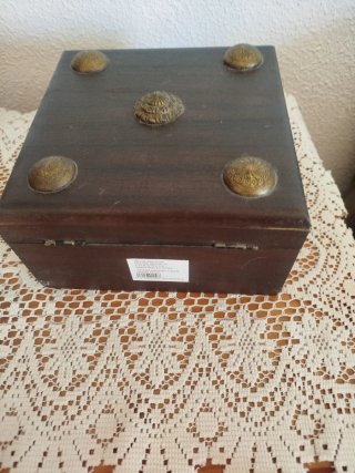 Cofre de madera con adornos dorados