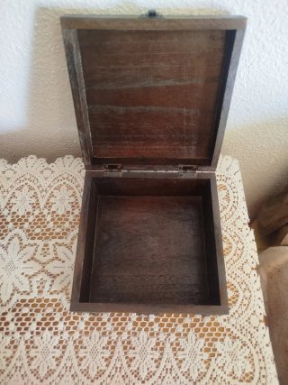 Cofre de madera con adornos dorados