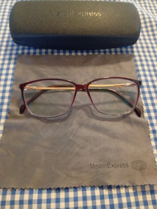 Gafas Vision Express morado.