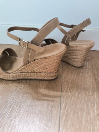 Alpargatas cuña beige y marrón