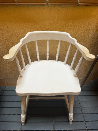 Silla de madera blanca estilo Windsor