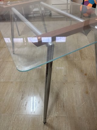 Mesa de cristal diseño moderno