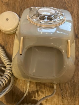 Teléfono antiguo de disco gris