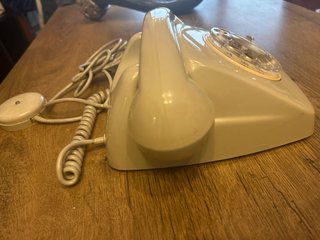 Teléfono antiguo de disco gris