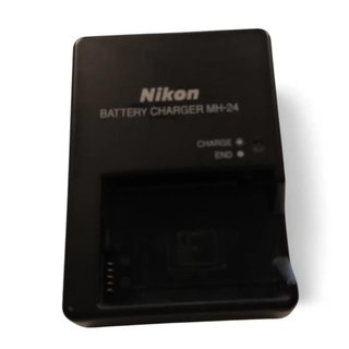 CAMARA REFLEX NIKON D3200 + OBJETIVO 18-55 CON CARGADOR Y FUNDA