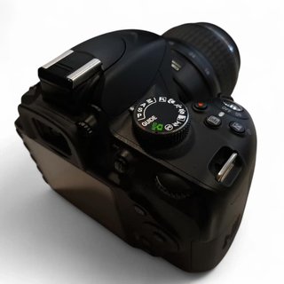 CAMARA REFLEX NIKON D3200 + OBJETIVO 18-55 CON CARGADOR Y FUNDA